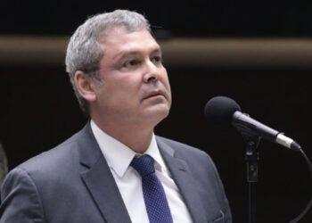 Lindbergh pede prisão de Eduardo Bolsonaro ao STF.
