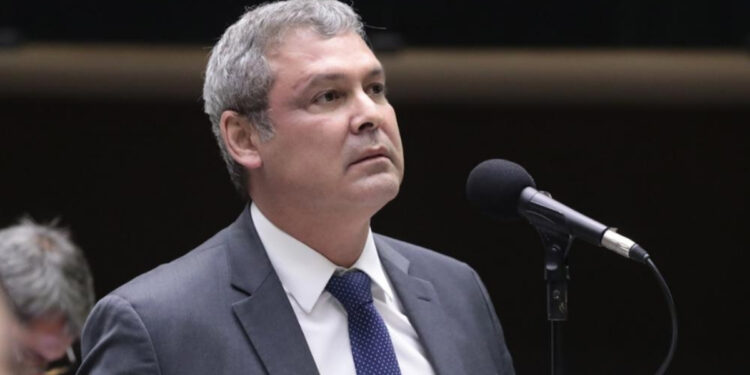 Lindbergh pede prisão de Eduardo Bolsonaro ao STF.