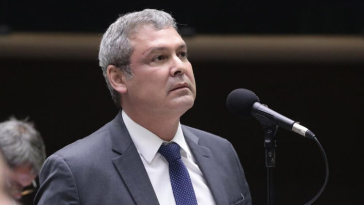 Lindbergh pede prisão de Eduardo Bolsonaro ao STF.