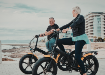 Bicicletas elétricas crescem no Brasil e ganham espaço nas cidades. Alta do transporte e trânsito pesado aceleram nova rotina urbana.