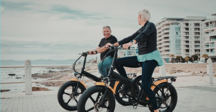 Bicicletas elétricas crescem no Brasil e ganham espaço nas cidades. Alta do transporte e trânsito pesado aceleram nova rotina urbana.