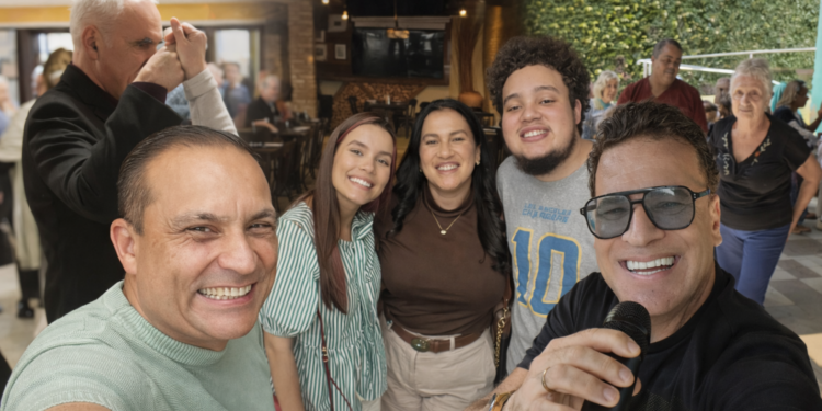 Gustavo Sanga leva música e emoção para idosos em casa de repouso de São Paulo com sertanejo raiz e MPB. Projeto social encanta moradores.