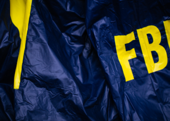 Relatos internos elevam tensão no FBI e aumentam debate sobre liderança da instituição.
