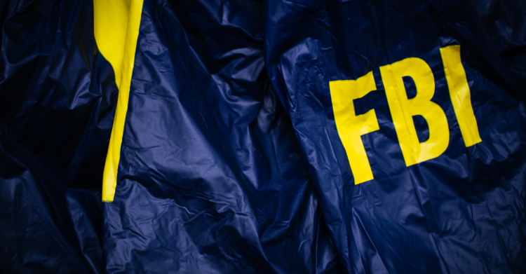Relatos internos elevam tensão no FBI e aumentam debate sobre liderança da instituição.