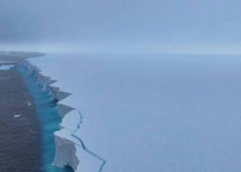 O iceberg A23a, que já foi o maior do mundo, perdeu 99% da área original e está se fragmentando no Atlântico Sul após quase quatro décadas.
