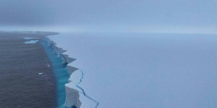 O iceberg A23a, que já foi o maior do mundo, perdeu 99% da área original e está se fragmentando no Atlântico Sul após quase quatro décadas.