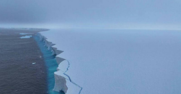 O iceberg A23a, que já foi o maior do mundo, perdeu 99% da área original e está se fragmentando no Atlântico Sul após quase quatro décadas.