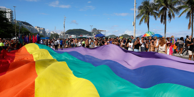 Saiba as datas confirmadas para as maiores Paradas do Orgulho LGBTI+ do Rio de Janeiro e os temas em debate para 2026.