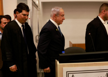 Julgamento de Netanyahu sofre novo adiamento após cancelamento de audiência em Israel.
