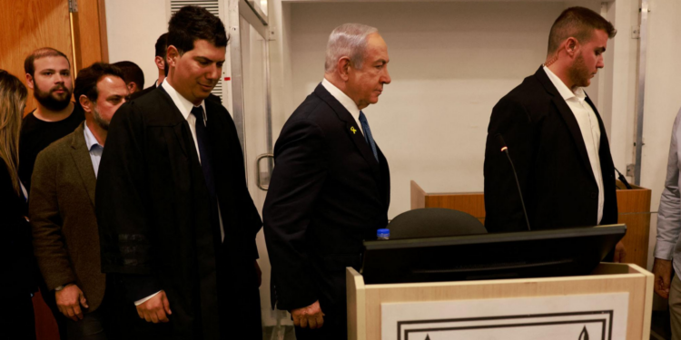 Julgamento de Netanyahu sofre novo adiamento após cancelamento de audiência em Israel.