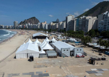 Trabalhador morre durante montagem do palco de Shakira no Rio. Caso aconteceu em Copacabana e será investigado pela polícia.