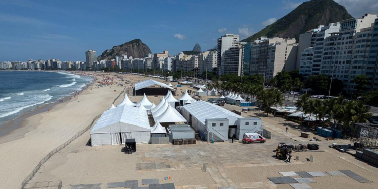 Trabalhador morre durante montagem do palco de Shakira no Rio. Caso aconteceu em Copacabana e será investigado pela polícia.