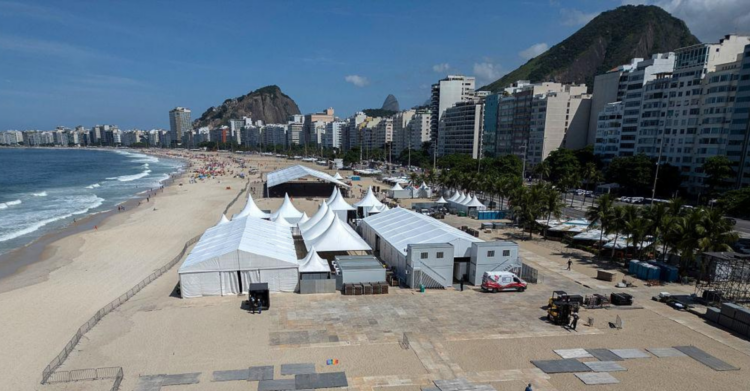 Trabalhador morre durante montagem do palco de Shakira no Rio. Caso aconteceu em Copacabana e será investigado pela polícia.