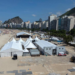 Trabalhador morre durante montagem do palco de Shakira no Rio. Caso aconteceu em Copacabana e será investigado pela polícia.