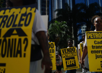 Protesto no Rio critica energia cara e cobra mudanças na Petrobras após lucro elevado.
