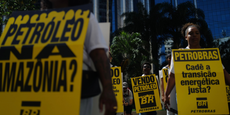 Protesto no Rio critica energia cara e cobra mudanças na Petrobras após lucro elevado.