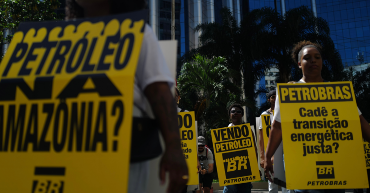 Protesto no Rio critica energia cara e cobra mudanças na Petrobras após lucro elevado.