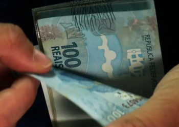 Governo federal propõe salário mínimo de R$ 1.717 para 2027 no PLDO enviado ao Congresso. Valor representa aumento de R$ 96 sobre o piso atual.