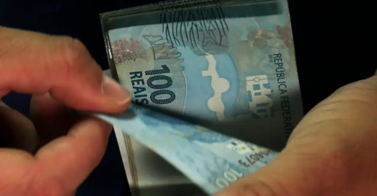 Governo federal propõe salário mínimo de R$ 1.717 para 2027 no PLDO enviado ao Congresso. Valor representa aumento de R$ 96 sobre o piso atual.