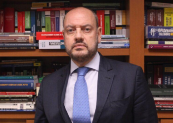 Crise sucessória no RJ segue aberta enquanto governo corta cargos e gastos.