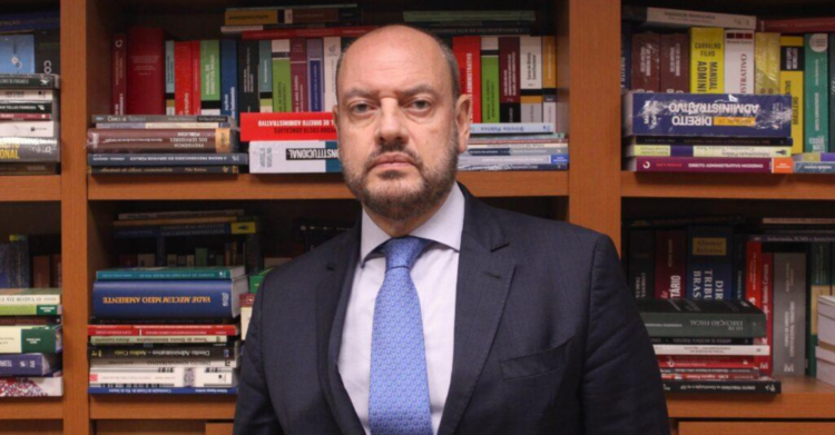Crise sucessória no RJ segue aberta enquanto governo corta cargos e gastos.