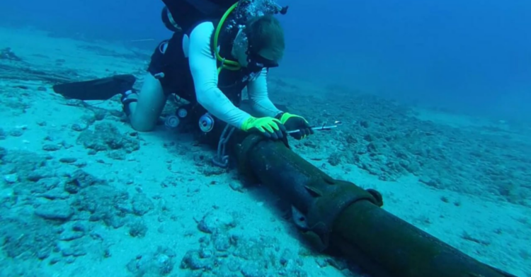 Danos a cabos submarinos podem afetar internet, bancos e economia mundial.