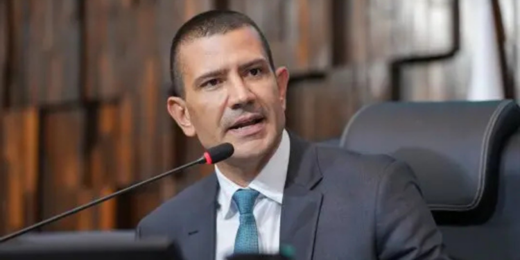 Presidente da Alerj afirma que democracia exige diálogo e respeito ao voto.