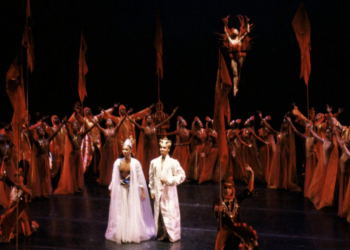Bailarina brasileira ganha homenagem em Nova York após carreira internacional de destaque.