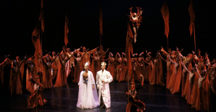 Bailarina brasileira ganha homenagem em Nova York após carreira internacional de destaque.