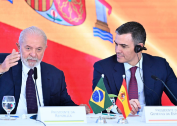 Lula inicia viagem oficial por Espanha, Alemanha e Portugal.