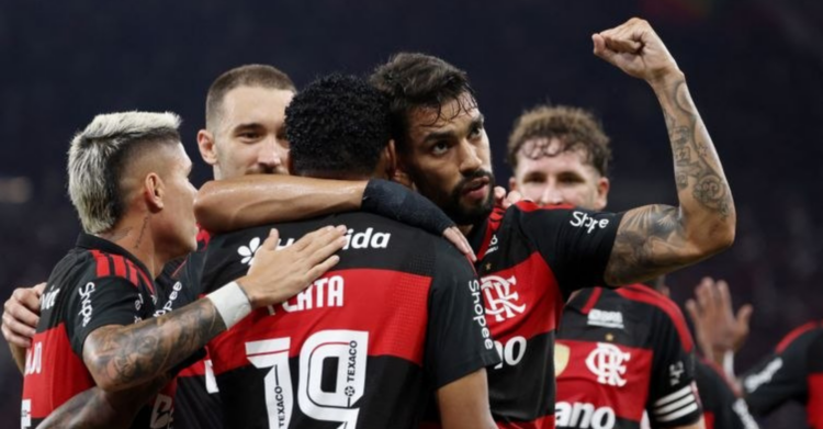 Pedro alcança marca histórica e Flamengo vence o Santos por 3 a 1, se aproximando do G4 do Brasileirão.