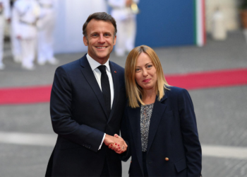 Macron e Giorgia Meloni repercutem após interação em cúpula internacional realizada na França. Veja detalhes.