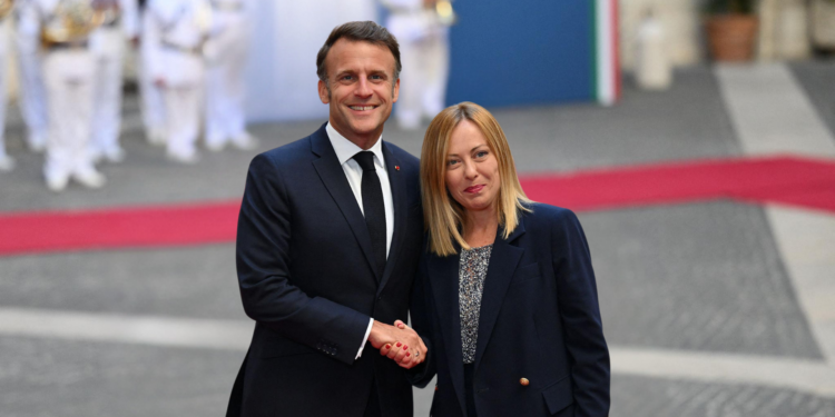Macron e Giorgia Meloni repercutem após interação em cúpula internacional realizada na França. Veja detalhes.