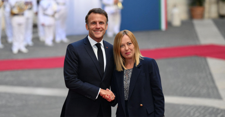 Macron e Giorgia Meloni repercutem após interação em cúpula internacional realizada na França. Veja detalhes.