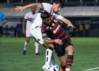 Pedro alcança marca histórica e Flamengo vence o Santos por 3 a 1, se aproximando do G4 do Brasileirão.