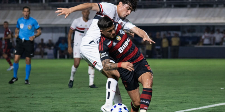 Pedro alcança marca histórica e Flamengo vence o Santos por 3 a 1, se aproximando do G4 do Brasileirão.