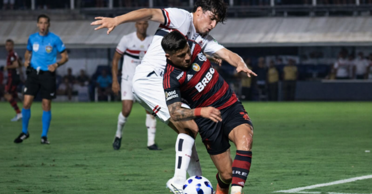 Pedro alcança marca histórica e Flamengo vence o Santos por 3 a 1, se aproximando do G4 do Brasileirão.