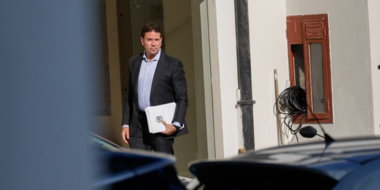 Condenado pelo STF, Alexandre Ramagem foi localizado e preso nos EUA. Pedido de extradição já foi feito pelo Brasil.
