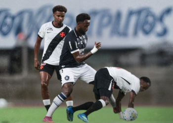 Remo empata com Vasco sob forte chuva em Belém e Vitória vence São Paulo na abertura da 11ª rodada do Brasileirão.