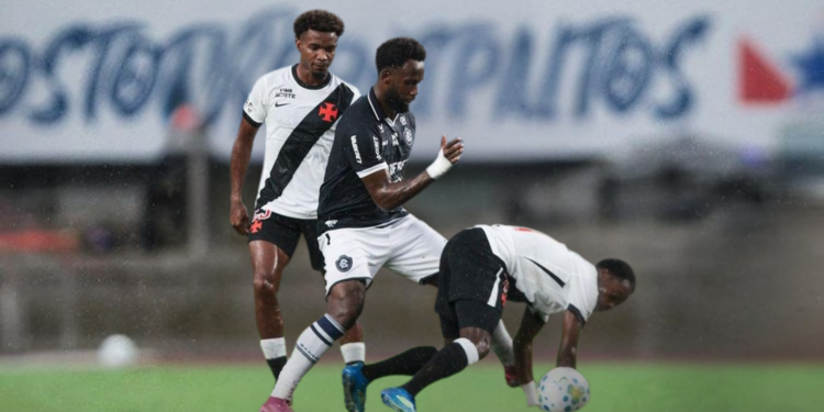 Remo empata com Vasco sob forte chuva em Belém e Vitória vence São Paulo na abertura da 11ª rodada do Brasileirão.