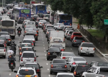 Alta da gasolina e da comida eleva IPCA-15 e pesa no bolso em abril
