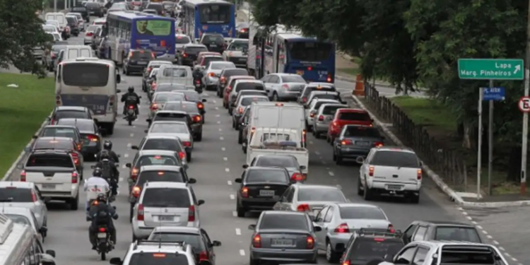 Alta da gasolina e da comida eleva IPCA-15 e pesa no bolso em abril