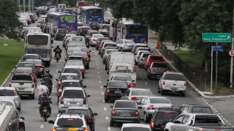 Alta da gasolina e da comida eleva IPCA-15 e pesa no bolso em abril