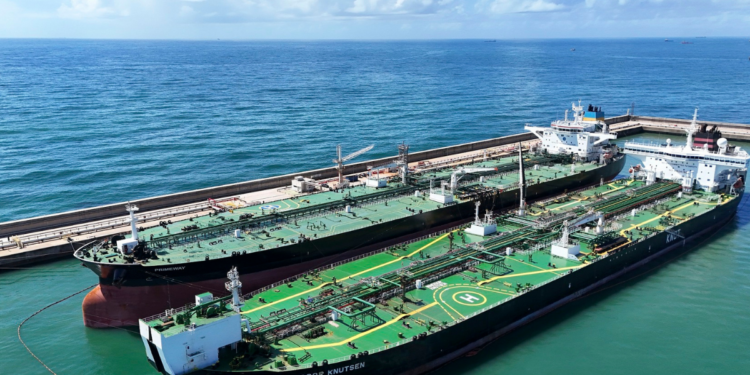 Vast amplia protagonismo no setor ao realizar operação de grande escala com petróleo do pré-sal no Porto do Açu.