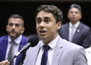 Nikolas Ferreira admite ter compartilhado documento falso atribuído à PF sobre conversas com Daniel Vorcaro e diz que apagou a publicação.
