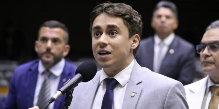 Nikolas Ferreira admite ter compartilhado documento falso atribuído à PF sobre conversas com Daniel Vorcaro e diz que apagou a publicação.