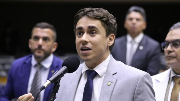 Nikolas Ferreira admite ter compartilhado documento falso atribuído à PF sobre conversas com Daniel Vorcaro e diz que apagou a publicação.