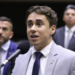 Nikolas Ferreira admite ter compartilhado documento falso atribuído à PF sobre conversas com Daniel Vorcaro e diz que apagou a publicação.