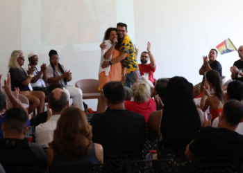 Organização das Paradas LGBT+ no Rio envolve desafios de infraestrutura, segurança e apoio. Encontro estadual discute soluções e fortalece rede entre municípios.