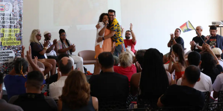 Organização das Paradas LGBT+ no Rio envolve desafios de infraestrutura, segurança e apoio. Encontro estadual discute soluções e fortalece rede entre municípios.